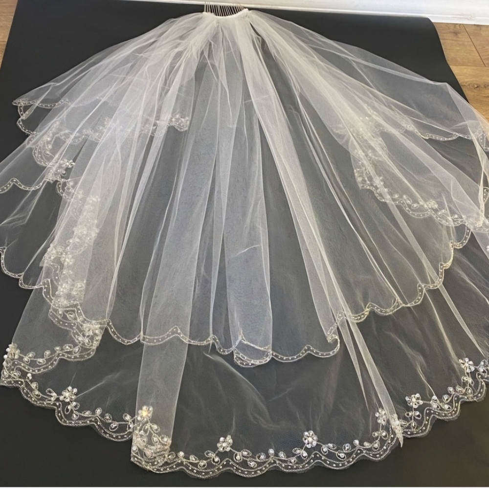 David's Bridal Elegant White Veil with Beaded Trim - Picture 3 of 5